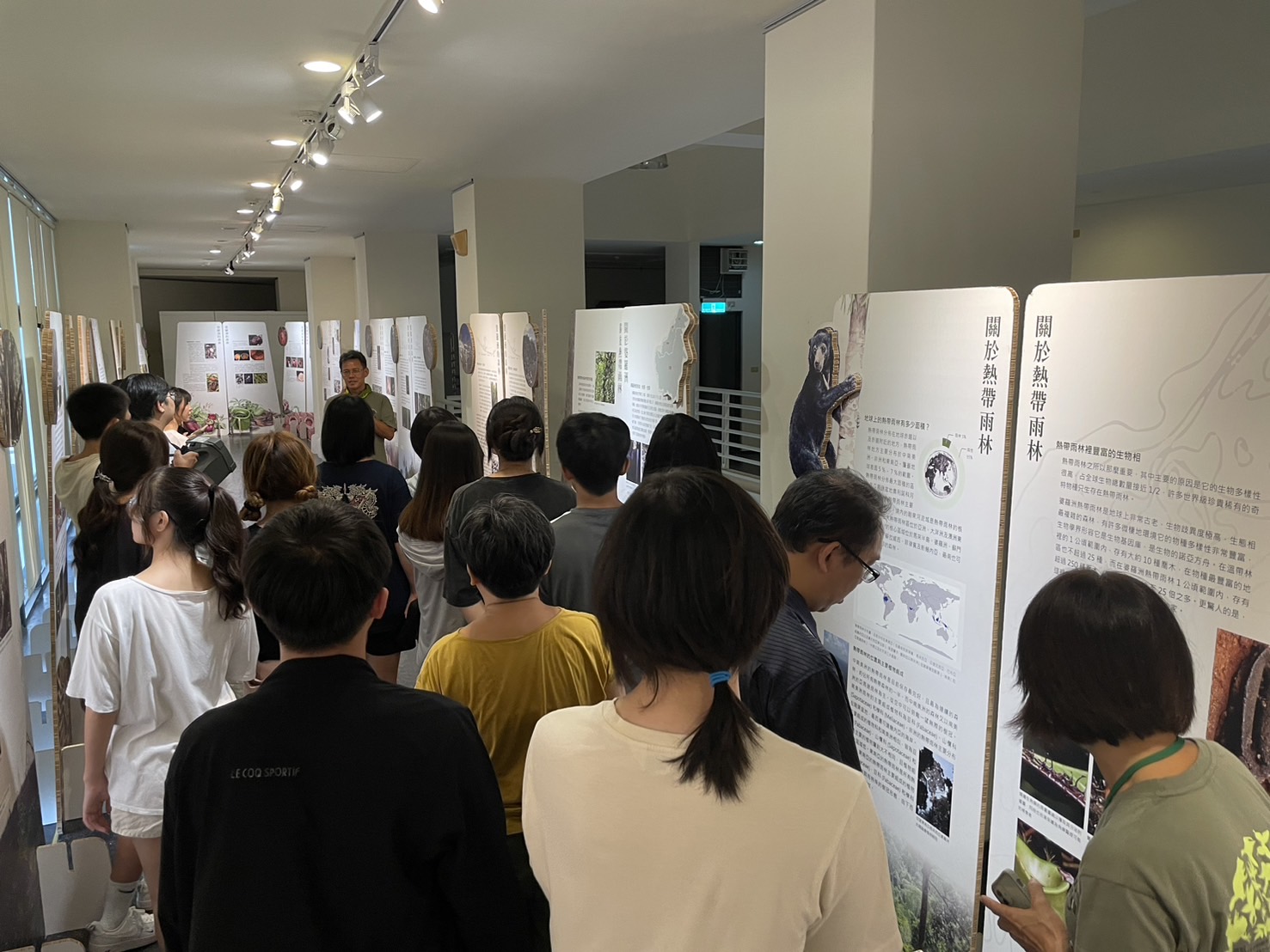 展覽現場人山人海